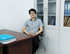 说明:Macintosh HD:Users:apple:Desktop:纺织与现代生活录课:个人照片 张毅.jpg
